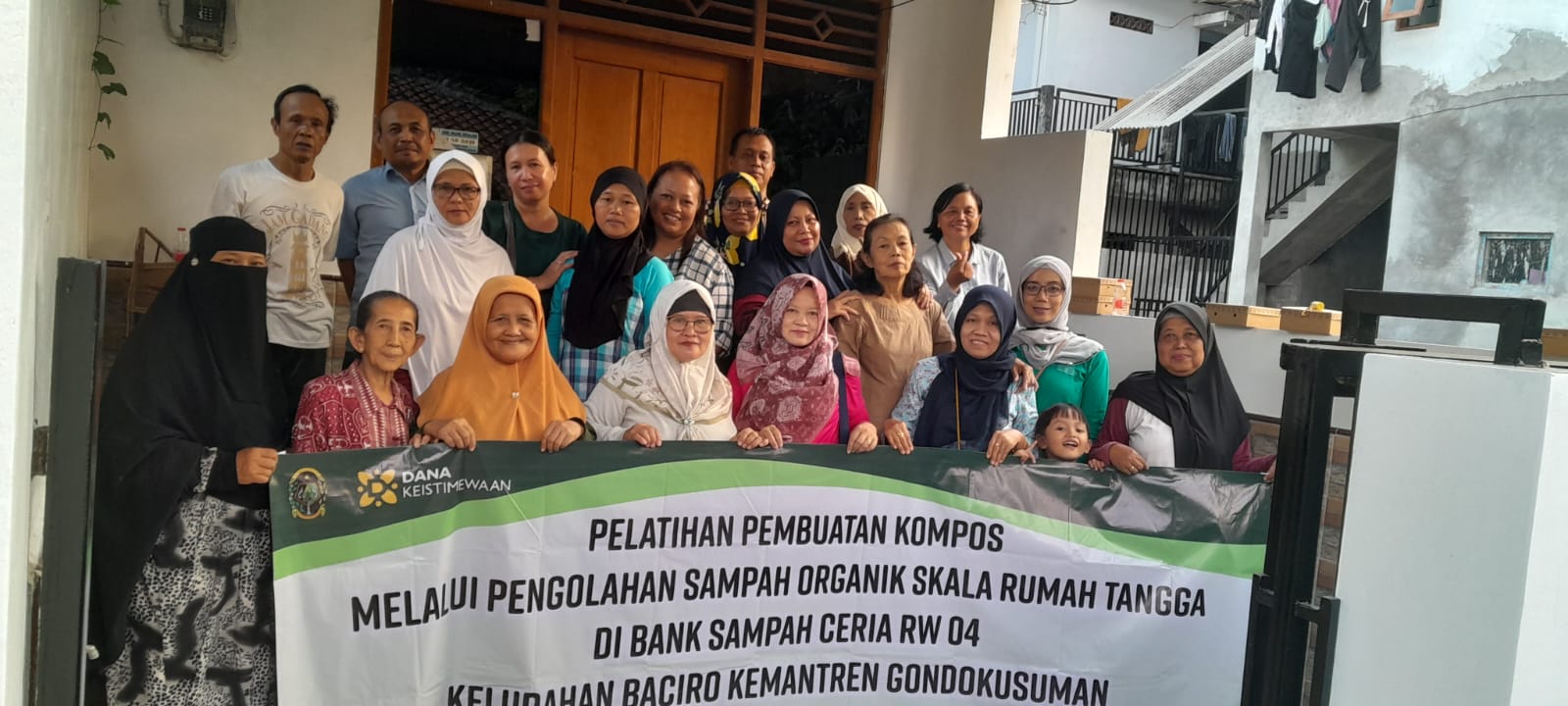 PELATIHAN PEMBUATAN KOMPOS BAGI WARGA RW 04 BACIRO