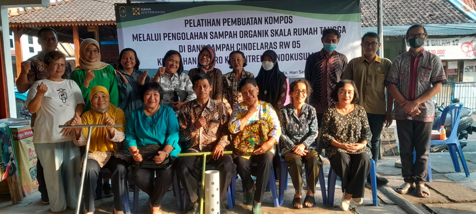 PELATIHAN BAGI WARGA RW 05 BACIRO UNTUK PEMBUATAN KOMPOS