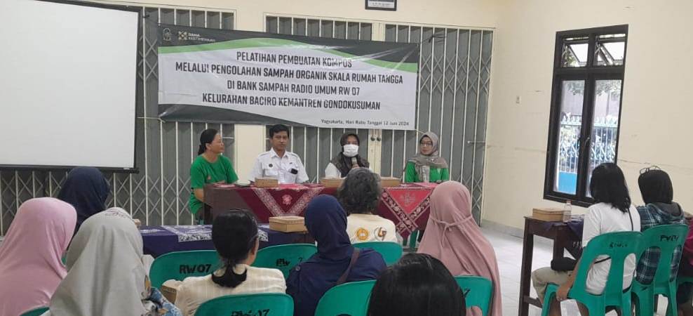 PELATIHAN PEMBUATAN KOMPOS BAGI WARGA BANK SAMPAH “RADIO UMUM” RW 07 BACIRO