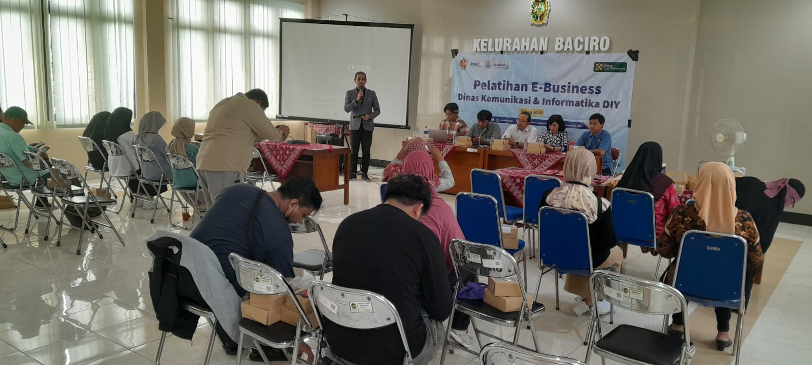 PELATIHAN E-BUSINESS BAGI WARGA DAN UMKM BACIRO