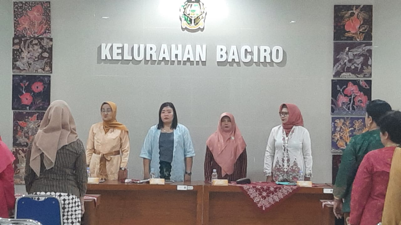 Menyongsong Peringatan Hari Ibu Pertemuan Rutin PKK Baciro Kenakan Pakaian Kebaya