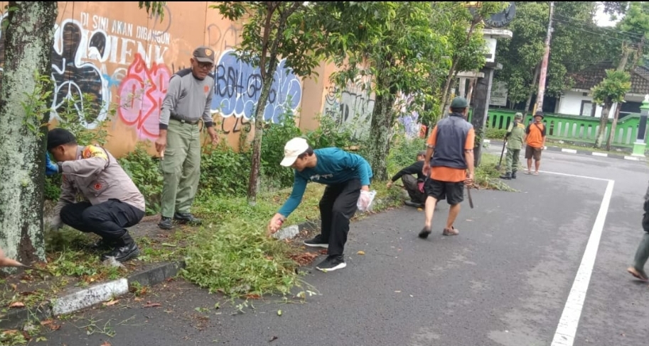 Kelurahan Baciro Gelar Pembersihan Lingkungan Melibatkan Satlinmas Dan Antar Lembaga Kelurahan serta Warga