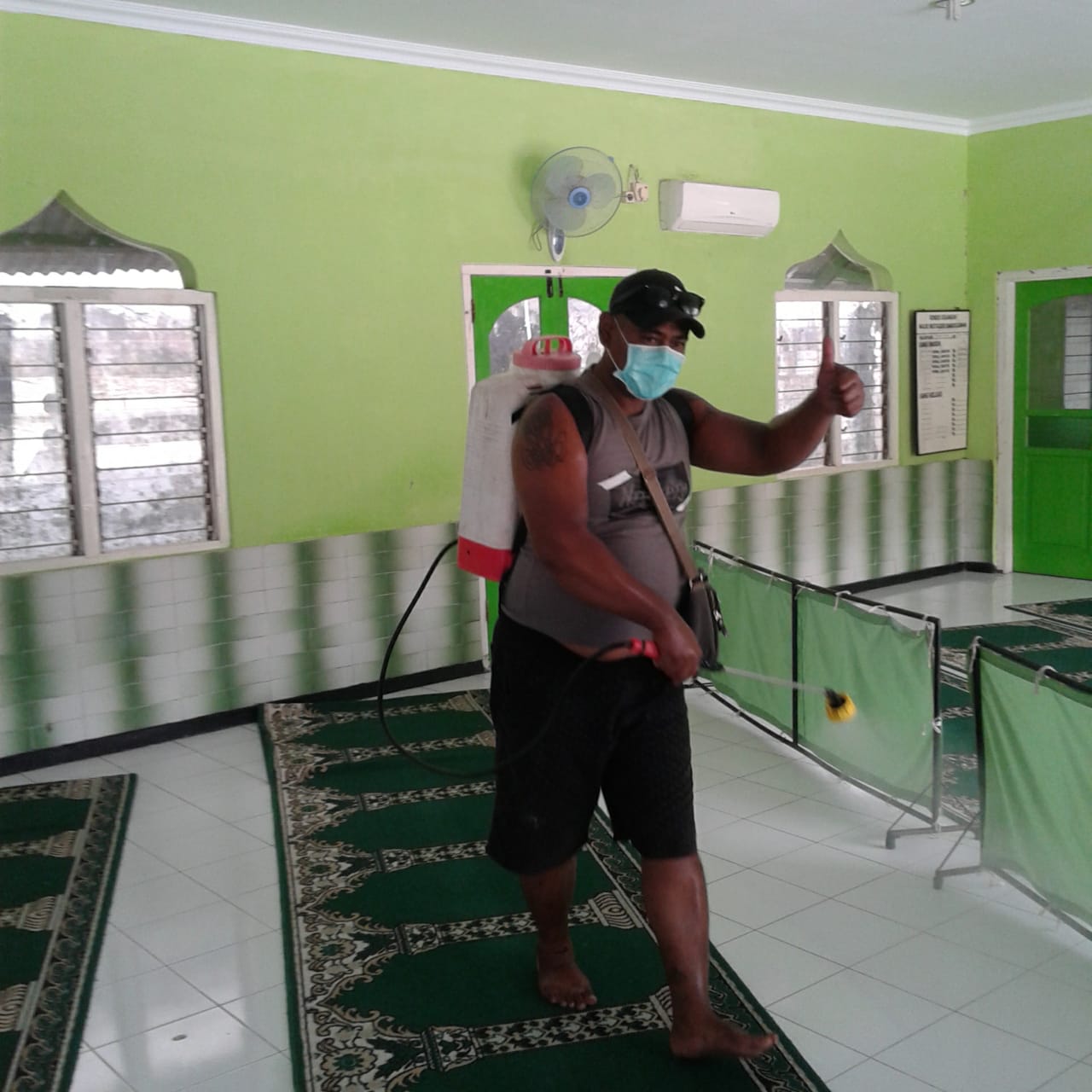 Kerja Bersih-bersih dan Penyemprotan Desinfektan Antisipasi COVID 19 Kel. Baciro, Minggu 22-03-2020