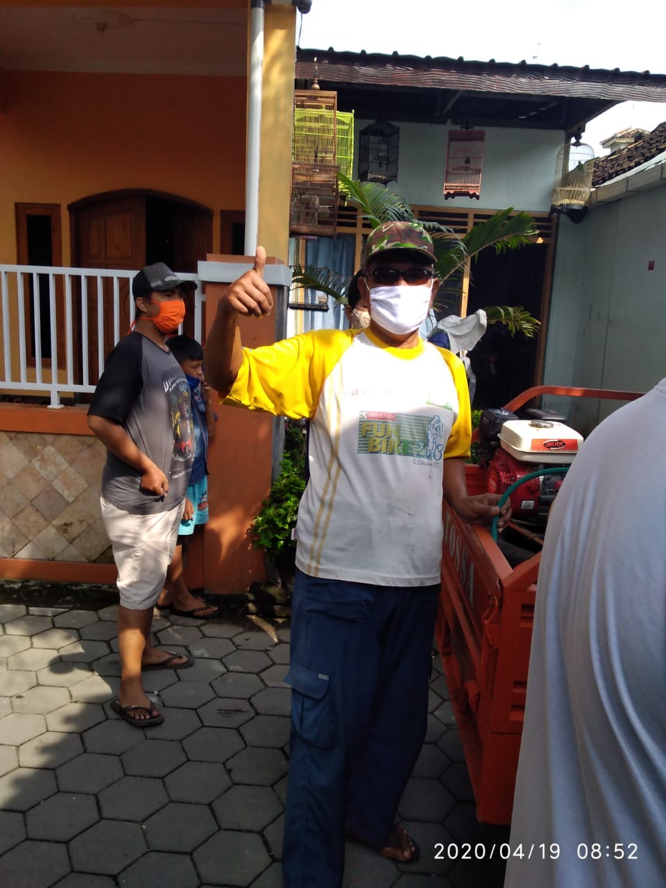 Kegiatan Penyemprotan Desinfektan di Kelurahan Baciro, 19-04-2020